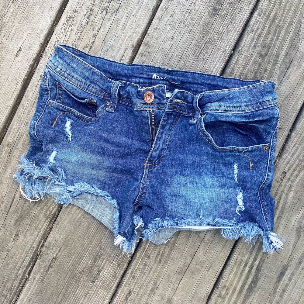Low-Rise Medium Wash Denim Raw Hem Shorts with Distressing Detail | Size M